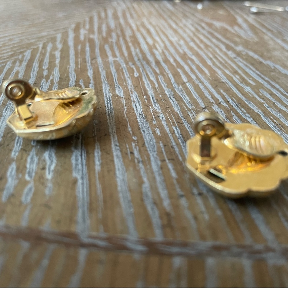 5 pairs of vintage clip on earrings - Picture 4 of 12
